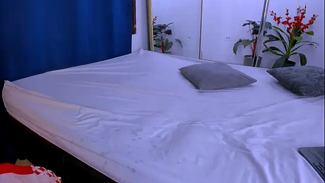 nahomy ryans online show from 12/15/25, 04:11