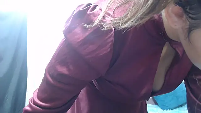 Snapshot of annie_clark2 chatting on 12/14/25, 06:34 annie clark2 online show from 12/14/25, 06:34