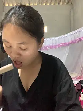 Snapshot of NhuFox chatting on 10/09/25, 02:42 NhuFox online show from 10/09/25, 02:42