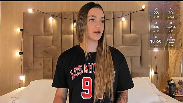 ClaradelMar online show from 11/21/25, 10:25