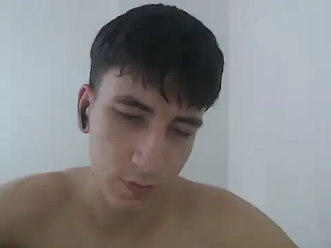 Snapshot of younewmaster chatting on 02/17/26, 08:37 younewmaster online show from 02/17/26, 08:37