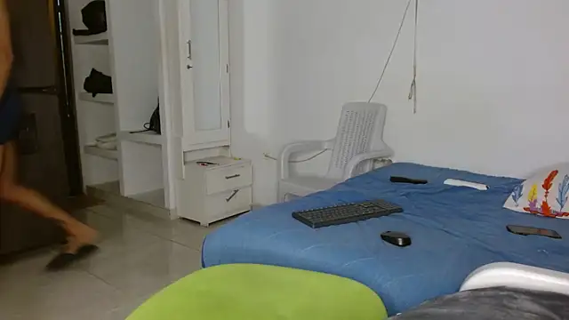 Snapshot of parislnxx chatting on 10/04/25, 03:43 parislnxx online show from 10/04/25, 03:43