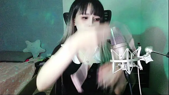 Snapshot of twlilybae chatting on 06/27/26, 12:44 twlilybae online show from 06/27/26, 12:44