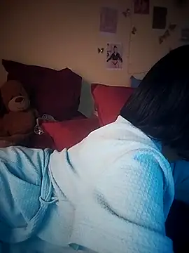 Seductive Yellow Titties online show from 09/12/25, 01:00