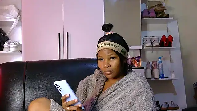 Seductive Yellow Titties online show from 09/20/25, 10:38