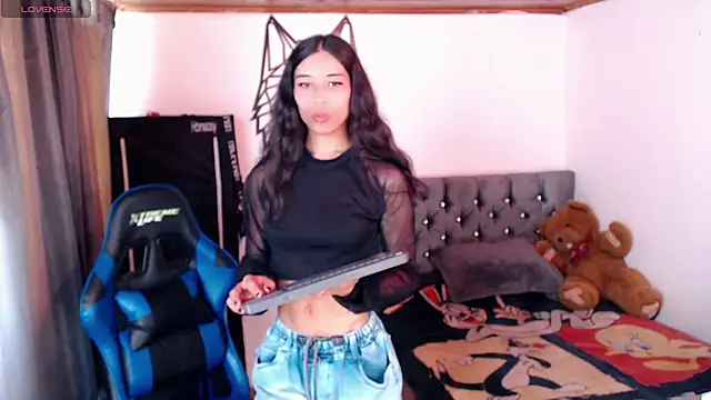 Snapshot of Sweet-Cris chatting on 09/11/25, 06:08 Sweet-Cris online show from 09/11/25, 06:08