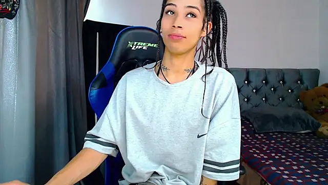 Snapshot of Sweet-Cris chatting on 09/18/25, 03:03 Sweet-Cris online show from 09/18/25, 03:03