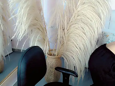 Snapshot of nathalialoes1 chatting on 10/17/25, 07:16 nathalialoes1 online show from 10/17/25, 07:16