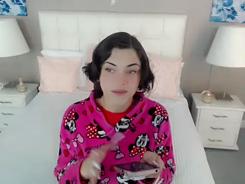 Snapshot of nathalialoes1 chatting on 11/11/25, 12:05 nathalialoes1 online show from 11/11/25, 12:05