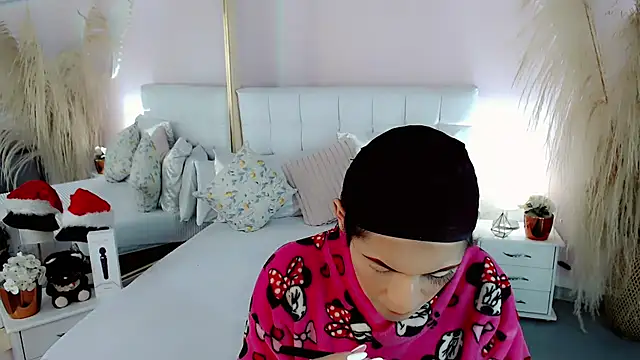 Snapshot of nathalialoes1 chatting on 12/15/25, 12:31 nathalialoes1 online show from 12/15/25, 12:31