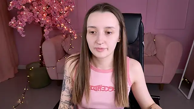 Snapshot of AliceLids chatting on 09/13/25, 01:22 AliceLids online show from 09/13/25, 01:22