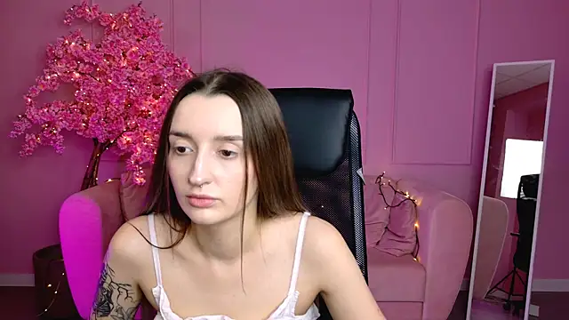 Snapshot of AliceLids chatting on 09/23/25, 01:03 AliceLids online show from 09/23/25, 01:03