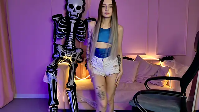 Snapshot of AliceLids chatting on 10/20/25, 01:11 AliceLids online show from 10/20/25, 01:11