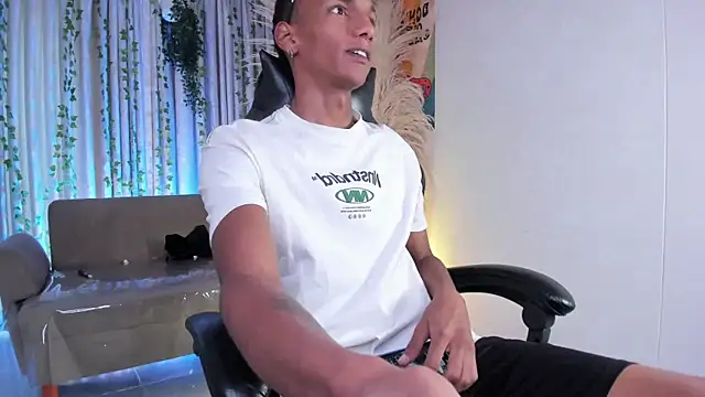 Snapshot of JulienSaint chatting on 05/15/26, 11:39 JulienSaint online show from 05/15/26, 11:39