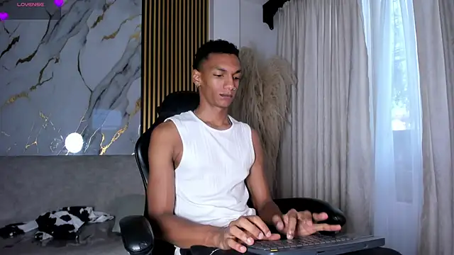 Snapshot of JulienSaint chatting on 06/08/26, 11:43 JulienSaint online show from 06/08/26, 11:43