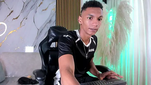 Snapshot of JulienSaint chatting on 07/19/26, 01:37 JulienSaint online show from 07/19/26, 01:37