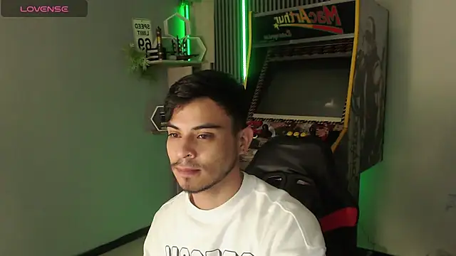 Snapshot of Bastian_MCcormick chatting on 11/23/25, 04:12 Bastian MCcormick online show from 11/23/25, 04:12