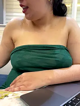 Snapshot of Bold-arabic-vibes chatting on 12/17/25, 04:24 Bold-arabic-vibes online show from 12/17/25, 04:24