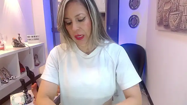 Snapshot of DianaPearls chatting on 06/03/26, 10:29 DianaPearls online show from 06/03/26, 10:29