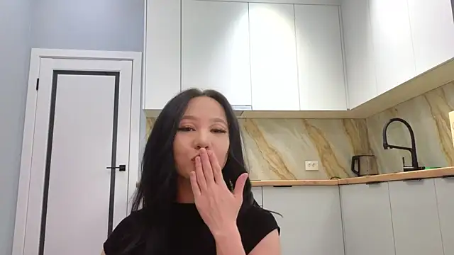 lunajii online show from 04/25/26, 01:52