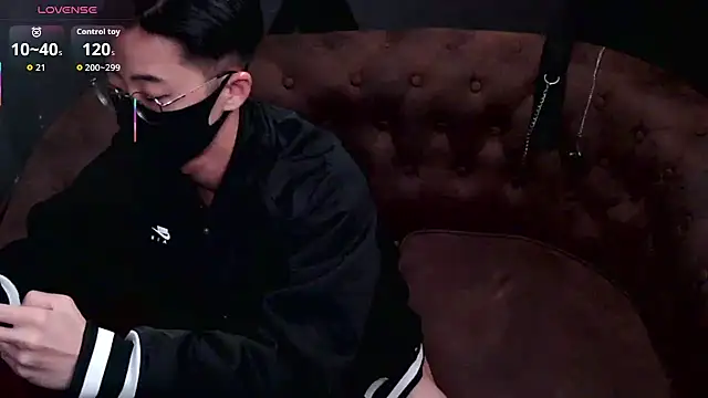 Snapshot of asiantwinkz chatting on 11/22/25, 11:42 asiantwinkz online show from 11/22/25, 11:42