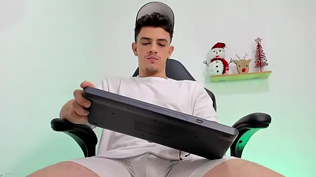 Snapshot of Mikecooper chatting on 12/15/25, 10:58 Mikecooper online show from 12/15/25, 10:58