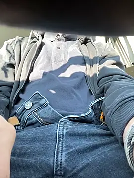 Snapshot of charl-5 chatting on 12/15/25, 12:09 charl-5 online show from 12/15/25, 12:09