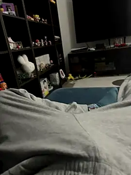 Snapshot of Frankieyyy1 chatting on 12/18/25, 04:24 Frankieyyy1 online show from 12/18/25, 04:24