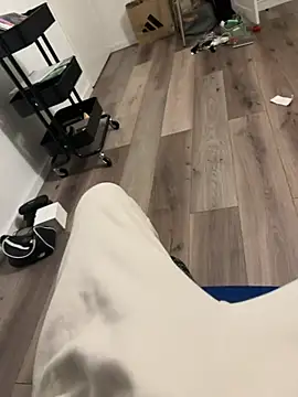 Snapshot of Frankieyyy1 chatting on 03/24/26, 06:24 Frankieyyy1 online show from 03/24/26, 06:24