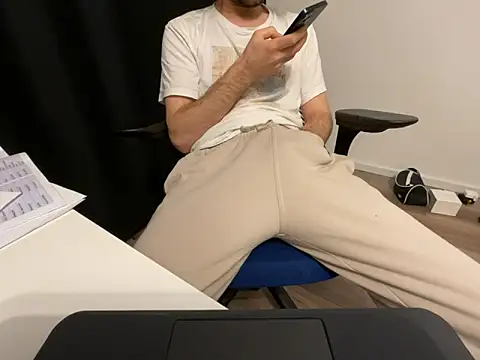Snapshot of Frankieyyy1 chatting on 04/10/26, 10:03 Frankieyyy1 online show from 04/10/26, 10:03