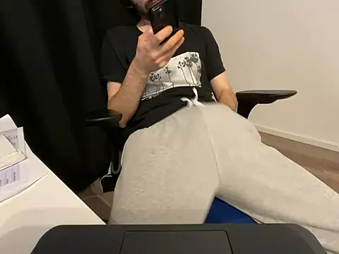 Snapshot of Frankieyyy1 chatting on 04/16/26, 08:09 Frankieyyy1 online show from 04/16/26, 08:09