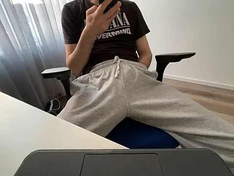 Snapshot of Frankieyyy1 chatting on 04/23/26, 06:32 Frankieyyy1 online show from 04/23/26, 06:32