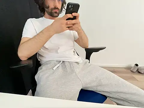Snapshot of Frankieyyy1 chatting on 05/15/26, 03:08 Frankieyyy1 online show from 05/15/26, 03:08