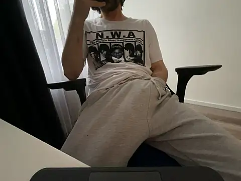 Snapshot of Frankieyyy1 chatting on 05/17/26, 04:43 Frankieyyy1 online show from 05/17/26, 04:43