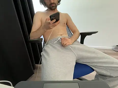 Snapshot of Frankieyyy1 chatting on 05/22/26, 08:32 Frankieyyy1 online show from 05/22/26, 08:32