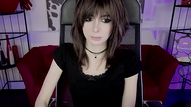 Snapshot of CrystallBloom chatting on 03/04/26, 01:06 CrystallBloom online show from 03/04/26, 01:06