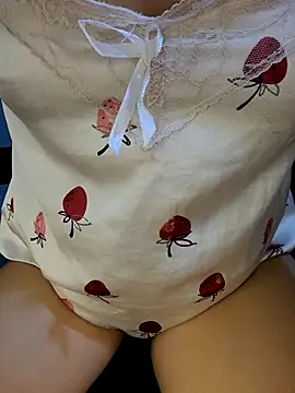 Snapshot of Bee_sweet chatting on 06/20/26, 01:30 Bee sweet online show from 06/20/26, 01:30