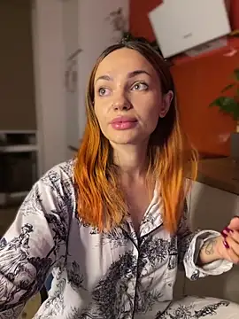 SaraLow online show from 10/21/25, 01:06