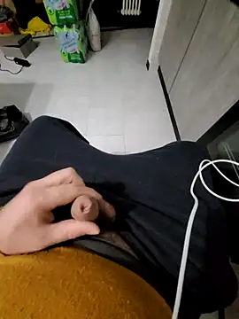 Snapshot of giova17cm chatting on 11/19/25, 11:05 giova17cm online show from 11/19/25, 11:05