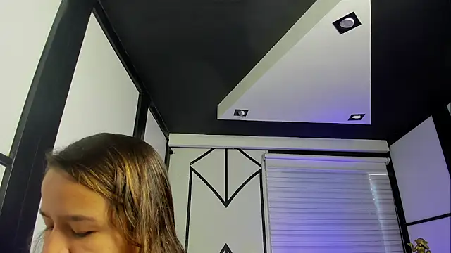 Snapshot of ElaBourn_ chatting on 09/17/25, 01:13 ElaBourn online show from 09/17/25, 01:13