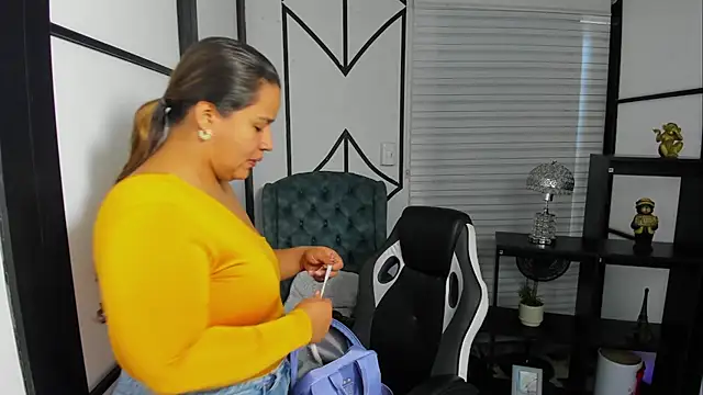 Snapshot of ElaBourn_ chatting on 09/29/25, 12:54 ElaBourn online show from 09/29/25, 12:54