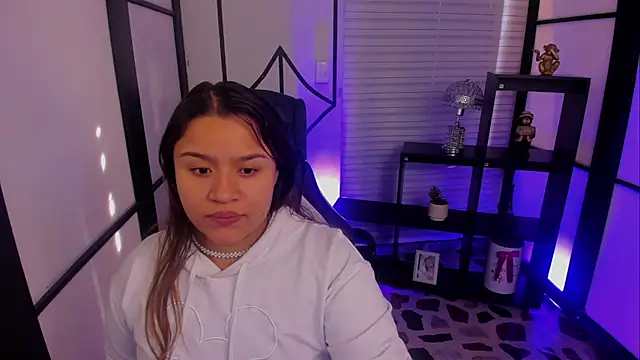 Snapshot of ElaBourn_ chatting on 10/09/25, 12:36 ElaBourn online show from 10/09/25, 12:36