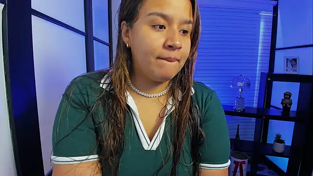 Snapshot of ElaBourn_ chatting on 10/13/25, 01:33 ElaBourn online show from 10/13/25, 01:33