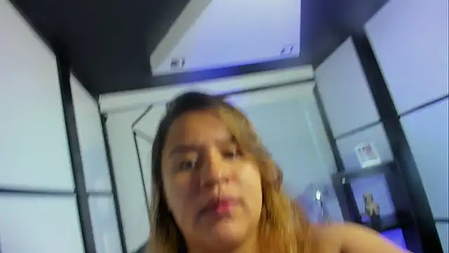 Snapshot of ElaBourn_ chatting on 10/17/25, 02:08 ElaBourn online show from 10/17/25, 02:08