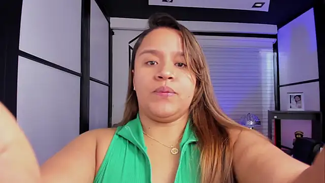 Snapshot of ElaBourn_ chatting on 10/21/25, 02:07 ElaBourn online show from 10/21/25, 02:07