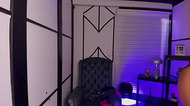 Snapshot of ElaBourn_ chatting on 10/22/25, 02:39 ElaBourn online show from 10/22/25, 02:39