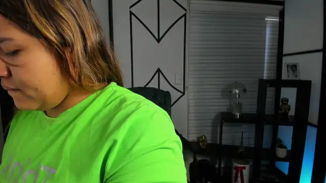 Snapshot of ElaBourn_ chatting on 10/25/25, 01:18 ElaBourn online show from 10/25/25, 01:18