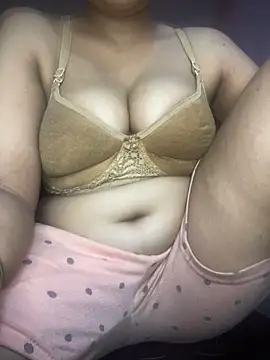 Snapshot of mona_15 chatting on 10/19/25, 10:32 mona 15 online show from 10/19/25, 10:32