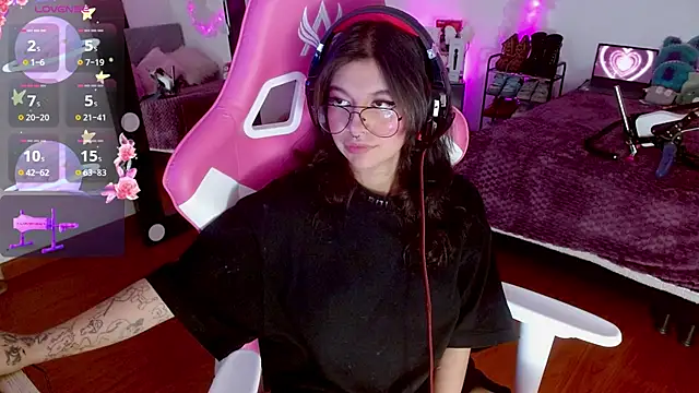 larah uwu online show from 09/29/25, 08:24