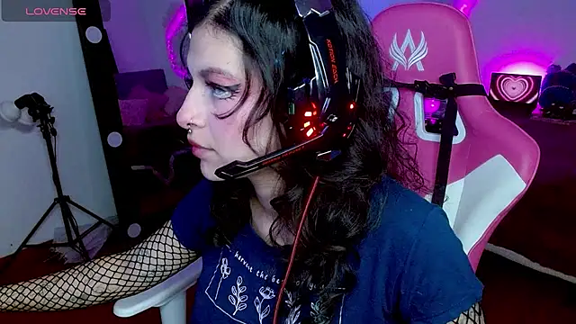 larah uwu online show from 10/19/25, 07:25